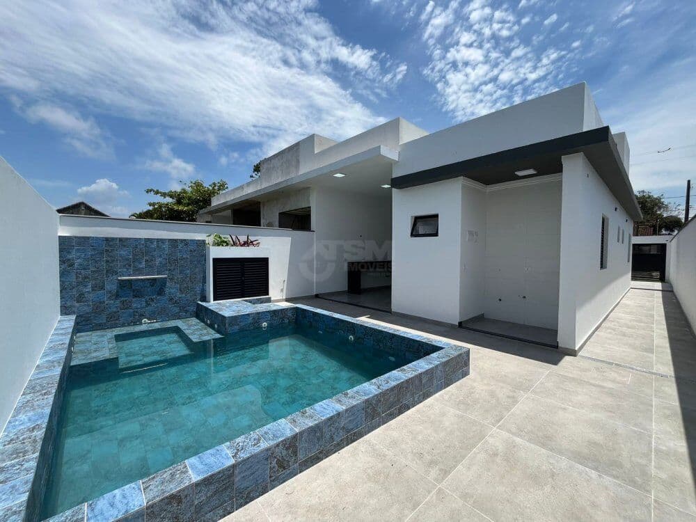 Linda casa com DESIGN MODERNO, lado praia, com piscina à 700 metros do mar à venda em Itanhaém/SP.