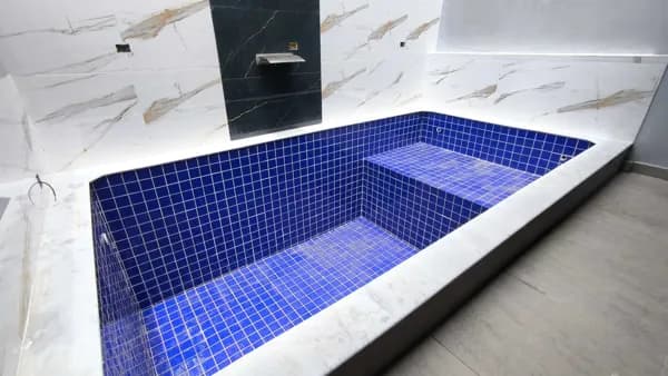 Casa c/ 02 dormitórios, piscina próximo a forte presença de comércios à venda em Itanhaém/SP.