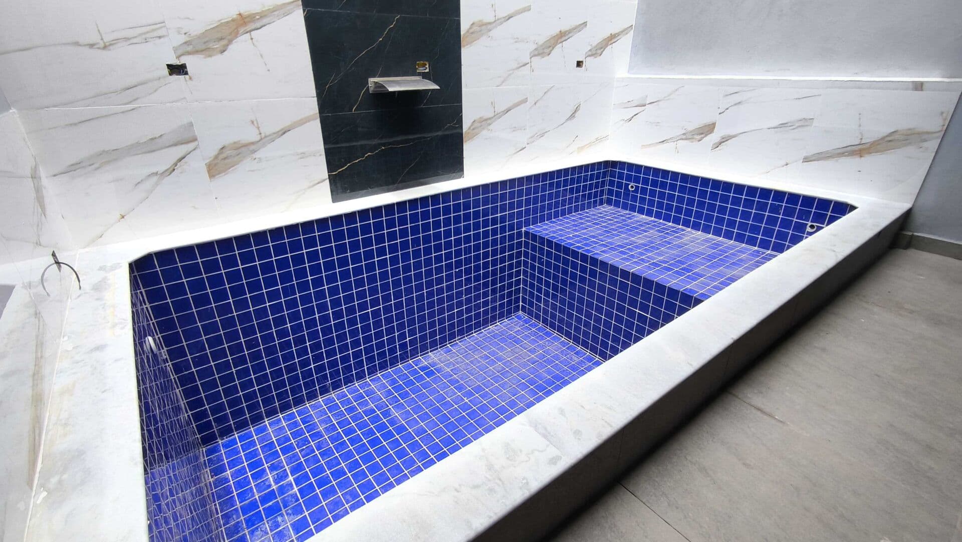 Casa c/ 02 dormitórios, piscina próximo a forte presença de comércios à venda em Itanhaém/SP.