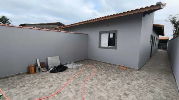 Casa com piscina em bairro residencial a venda em Mongaguá/SP.