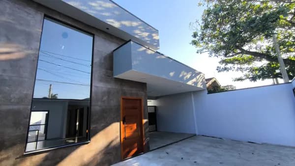 Casa em lote inteiro com excelente localização à 90 metros do mar à venda em Itanhaém/SP.