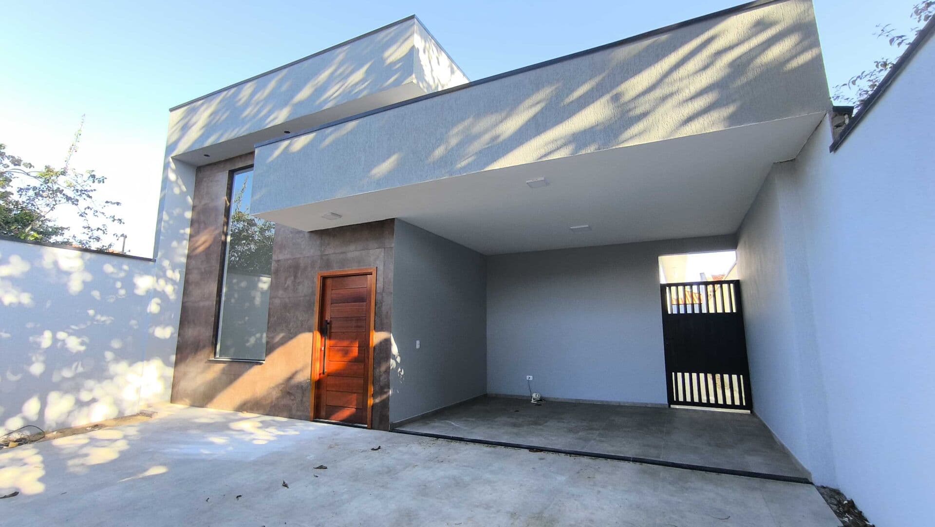 Casa em lote inteiro com excelente localização à 90 metros do mar à venda em Itanhaém/SP.