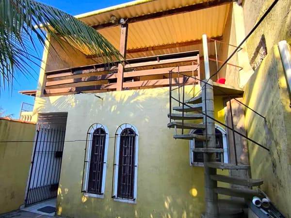 Sobrado com quintal e jardim em bairro residencial à venda em Itanhaém/SP.
