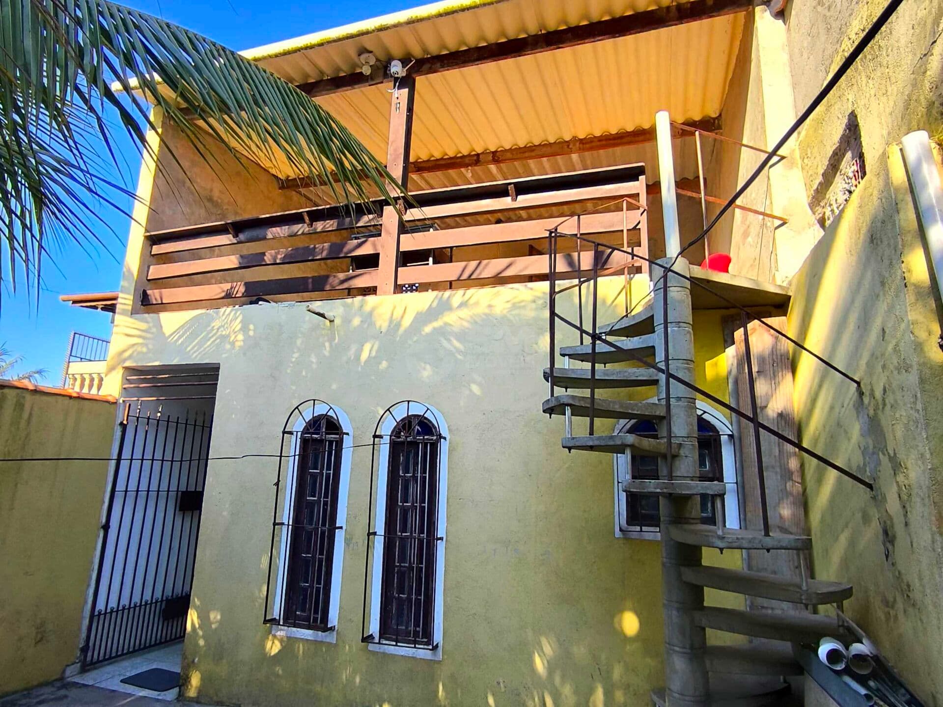 Sobrado com quintal e jardim em bairro residencial à venda em Itanhaém/SP.
