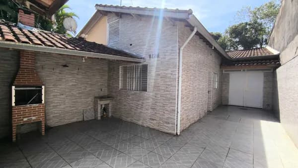 Casa em bairro residencial próximo a comércio à venda em Itanhaém/SP.