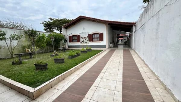 Casa espaçosa com quintal e gramado, próximo ao mar à venda em Itanhaém/SP.