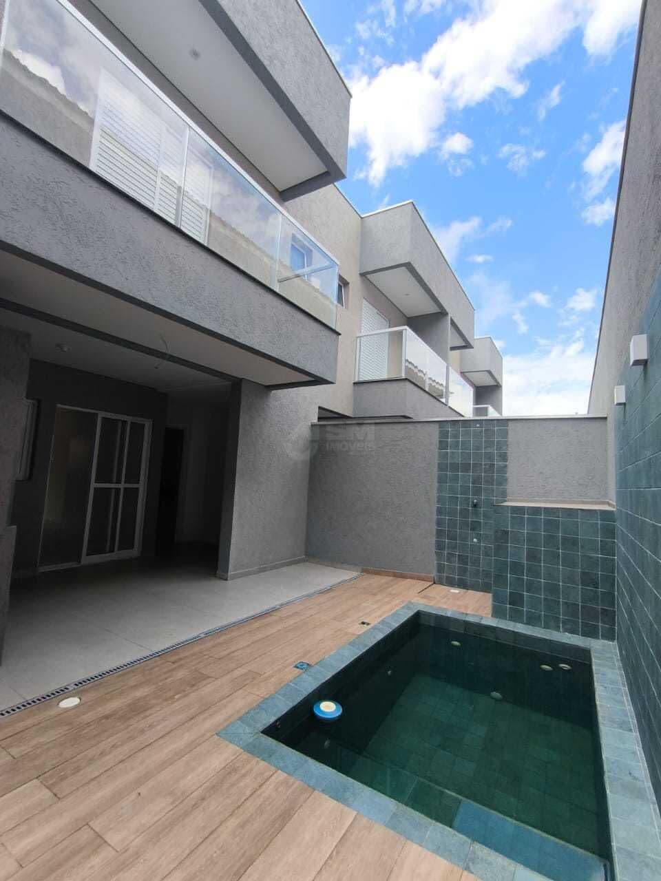 Sobrado em condomínio frente ao mar, com 03 dormitórios com quintal em L à venda em Itanhaém/SP.