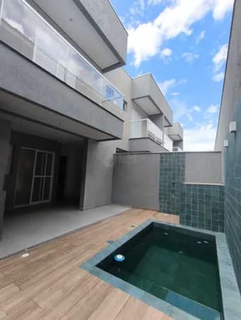 Sobrado em condomínio frente ao mar, com 03 dormitórios com quintal em L à venda em Itanhaém/SP.