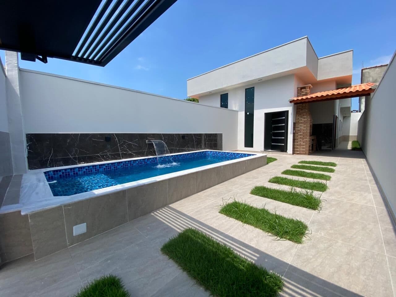 Casa com piscina à 650 metros da praia à venda em Itanhaém/SP.