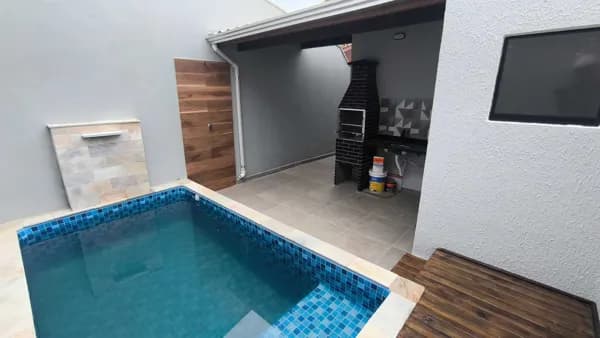 Casa c/ 02 dormitórios, piscina próximo a comércios à venda em Itanhaém/SP.