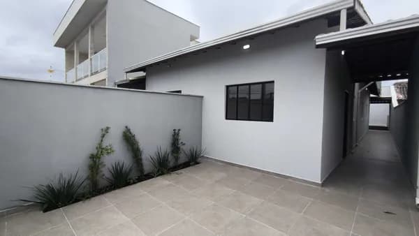 Casa c/ 02 dormitórios, piscina próximo a comércios à venda em Itanhaém/SP.