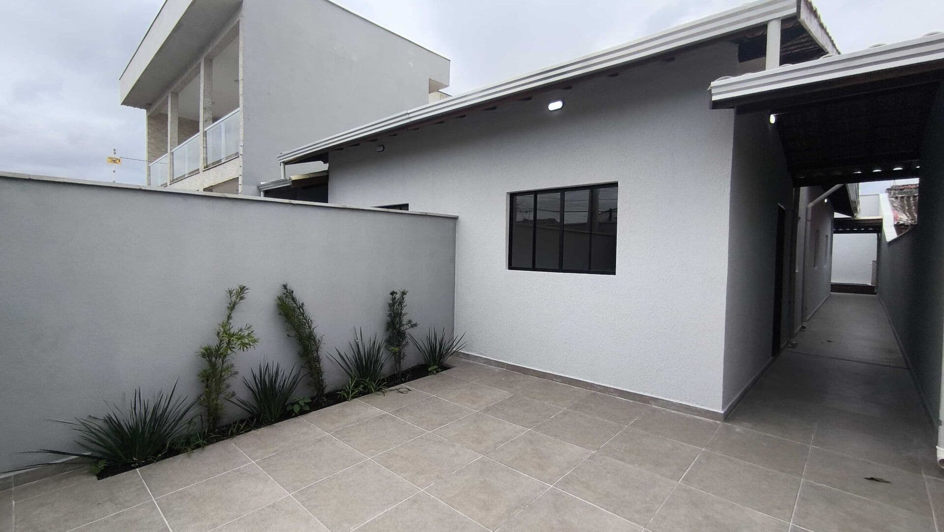 Casa c/ 02 dormitórios, piscina próximo a comércios à venda em Itanhaém/SP.
