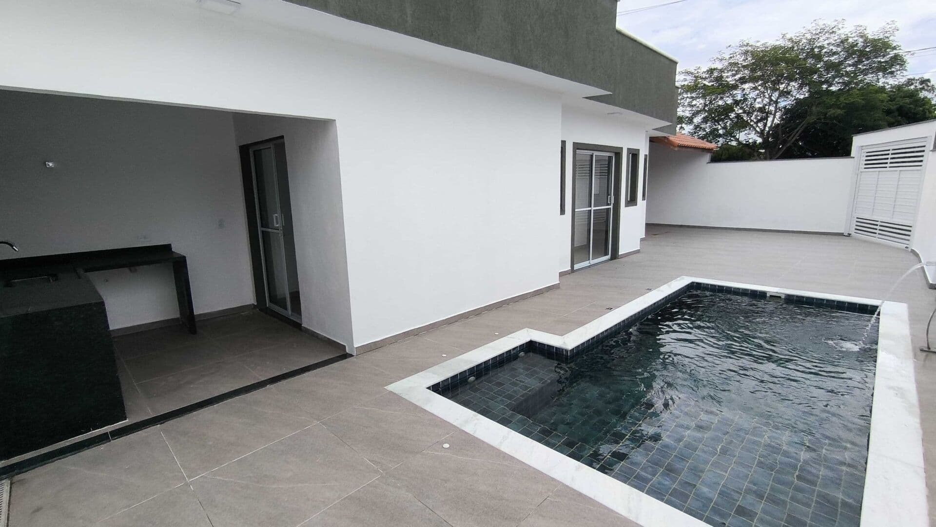 Casa de esquina lado praia com piscina à venda em Itanhaém/SP.