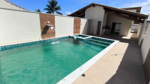 Casa com terrenão 6 x 35, com piscina a 1300 metros até a praia à venda em Itanhaém/SP.