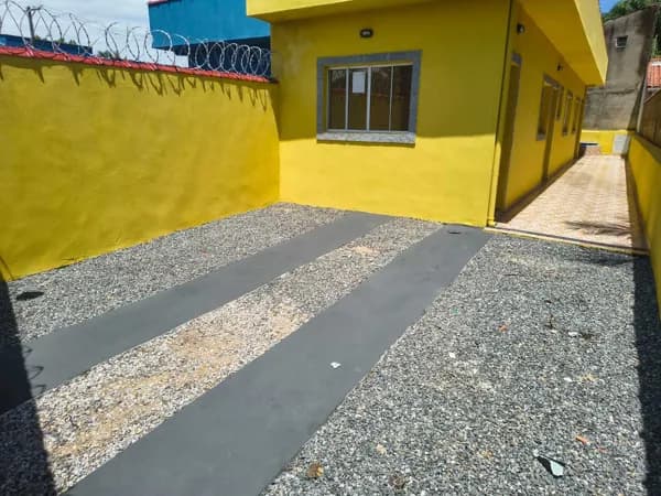 Casa à 700 metros da praia com piscina, à venda em Itanhaém/SP.