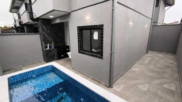 Condomínio residencial com 8 sobrados com piscinas individuais à 2 minutos do centro da cidade à venda em Itanhaém/SP.