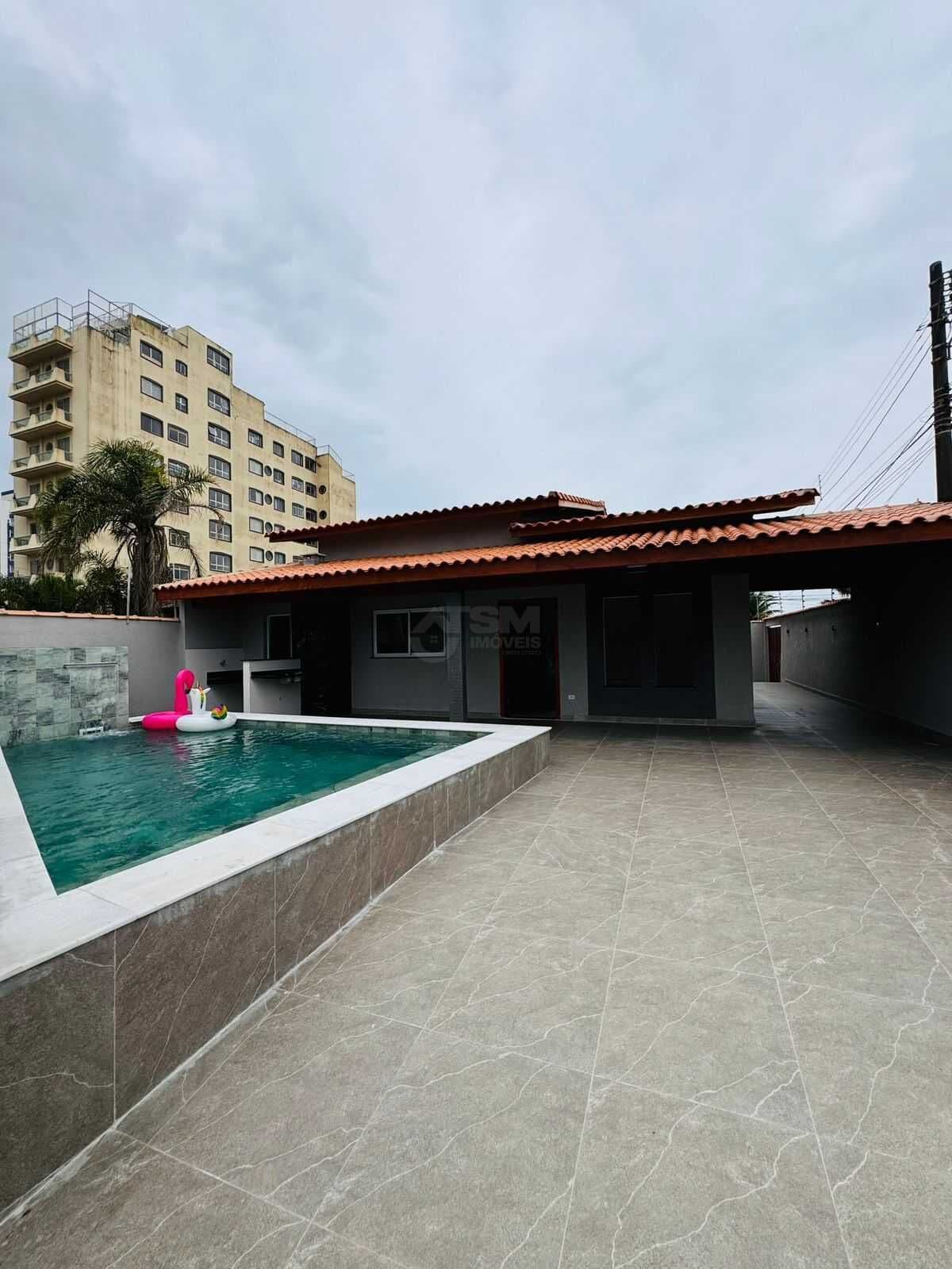 Casa em lote inteiro com piscina à 45 metros do mar, à 5 minutos do centro de Mongaguá/SP.