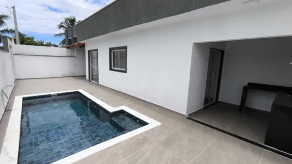 Casa lado praia com piscina à venda em Itanhaém/SP.