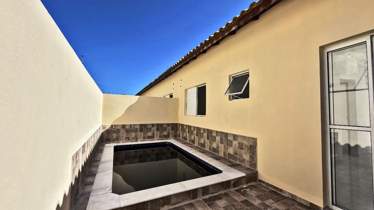Casa em condomínio residencial com piscinas individuais, a passos do mar à venda em Itanhaém/SP.