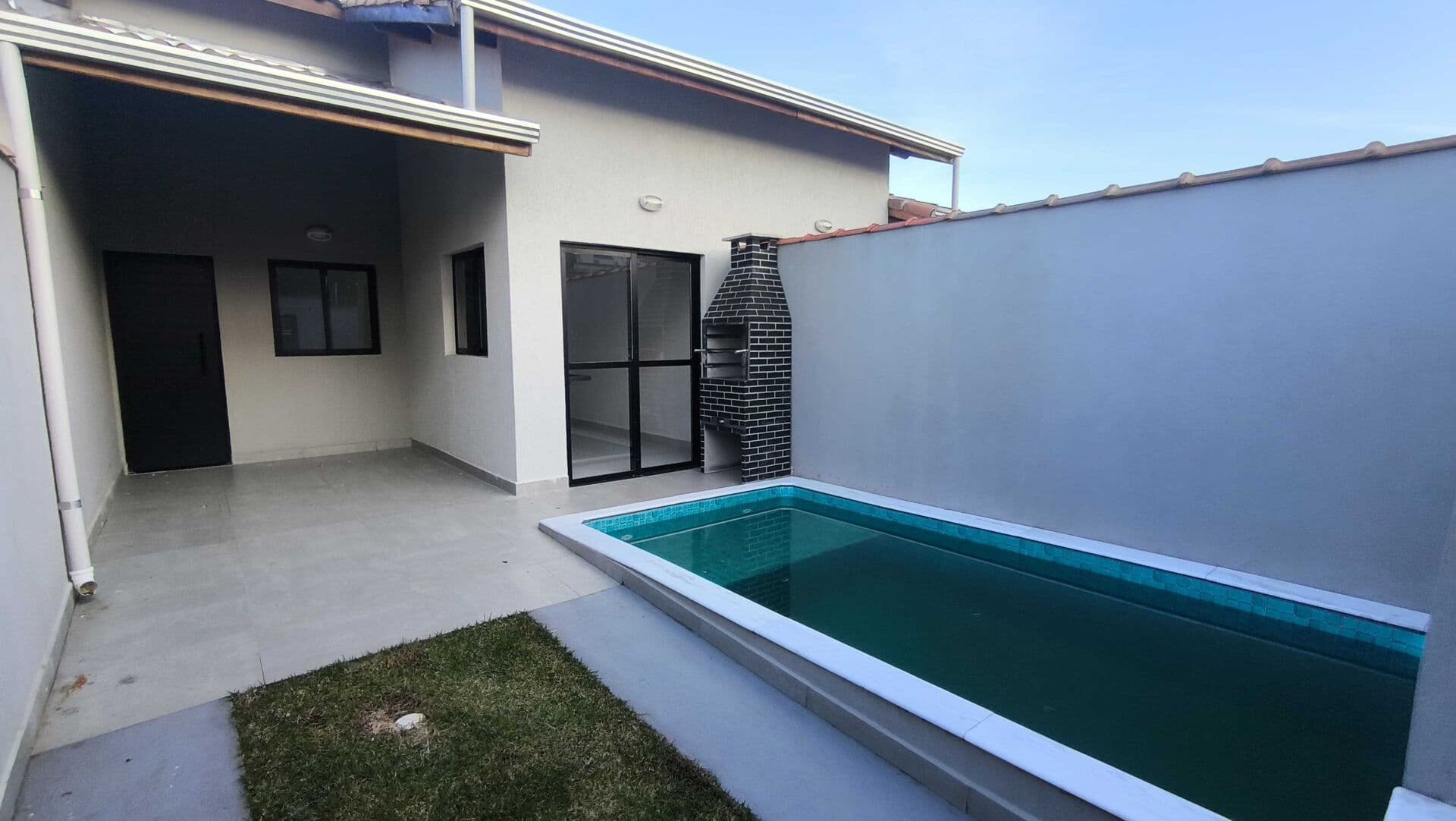 Imóvel com piscina lado praia à venda em Itanhaém/SP.
