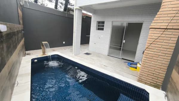 Condomínio residencial com 12 sobrados com piscinas individuais frente mar à venda em Itanhaém/SP.