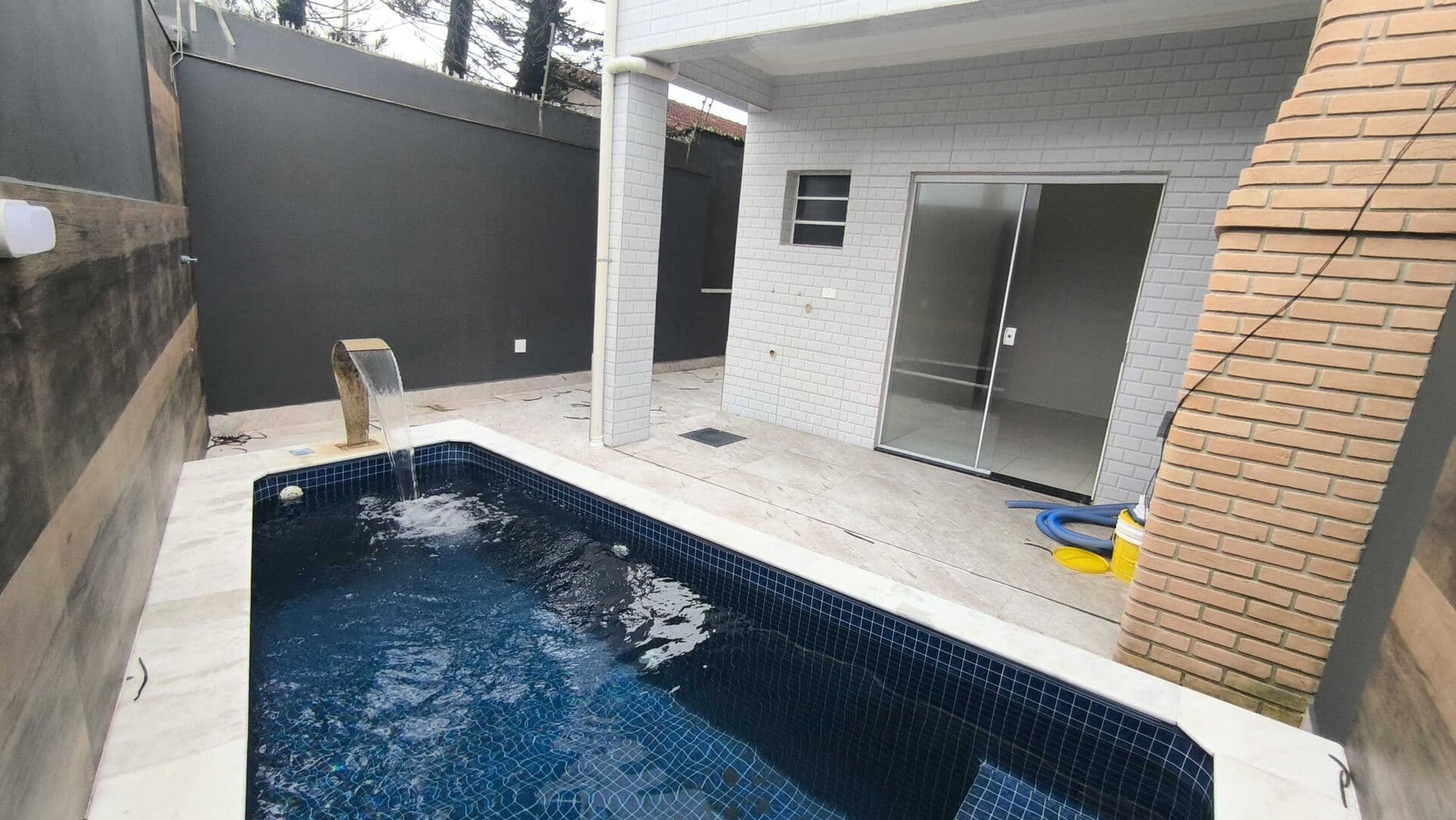Condomínio residencial com 12 sobrados com piscinas individuais frente mar à venda em Itanhaém/SP.