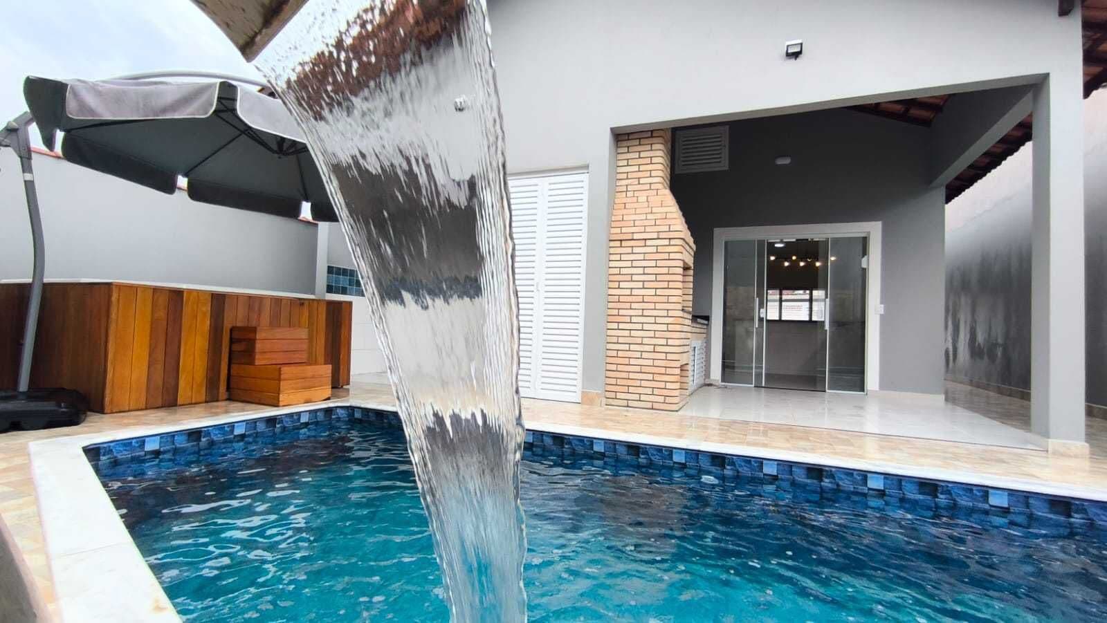 Casa em lote inteiro com piscina , quadra do mar à venda em Mongaguá/SP.