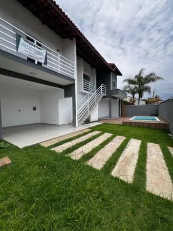 Casa sobreposta alta à 100 metros do mar à venda em Itanhaém/SP.