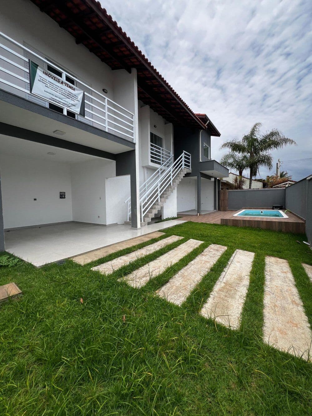 Casa sobreposta alta à 100 metros do mar à venda em Itanhaém/SP.