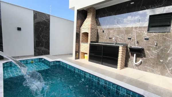 Imóvel com piscina em bairro residencial a venda em Itanhaém /SP