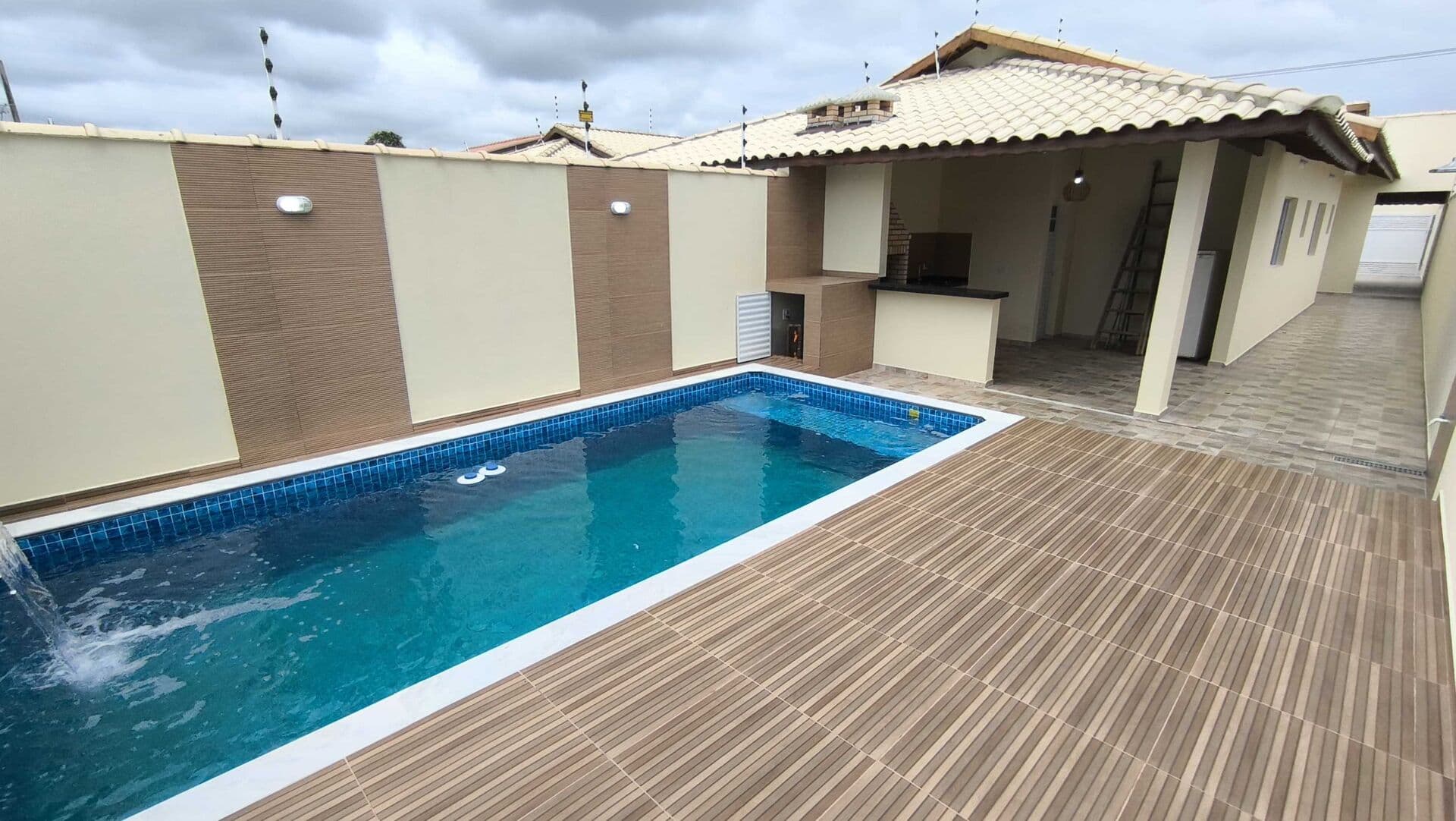 Casa com piscina campeã de vendas – Terrenão 6x35 em Itanhaém/SP
