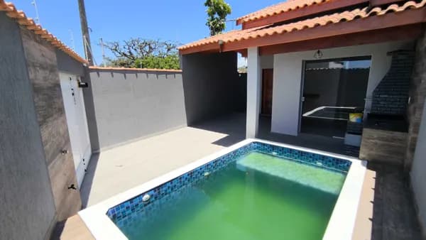 Casa em bairro residencial com piscina à 600 metros do mar à venda em Itanhaém/SP. Pode ser financiada no MINHA CASA MINHA VIDA.