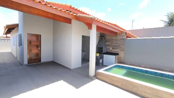 Casa em bairro residencial com piscina à 600 metros do mar à venda em Itanhaém/SP. Pode ser financiada no MINHA CASA MINHA VIDA.