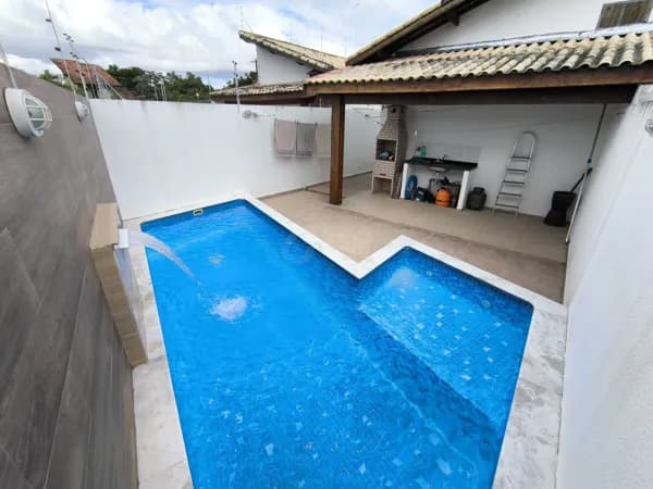 Casa usada com bom estado de conservação, com 03 dormitórios, piscina à 600 metros do mar à venda em Itanhaém/SP.