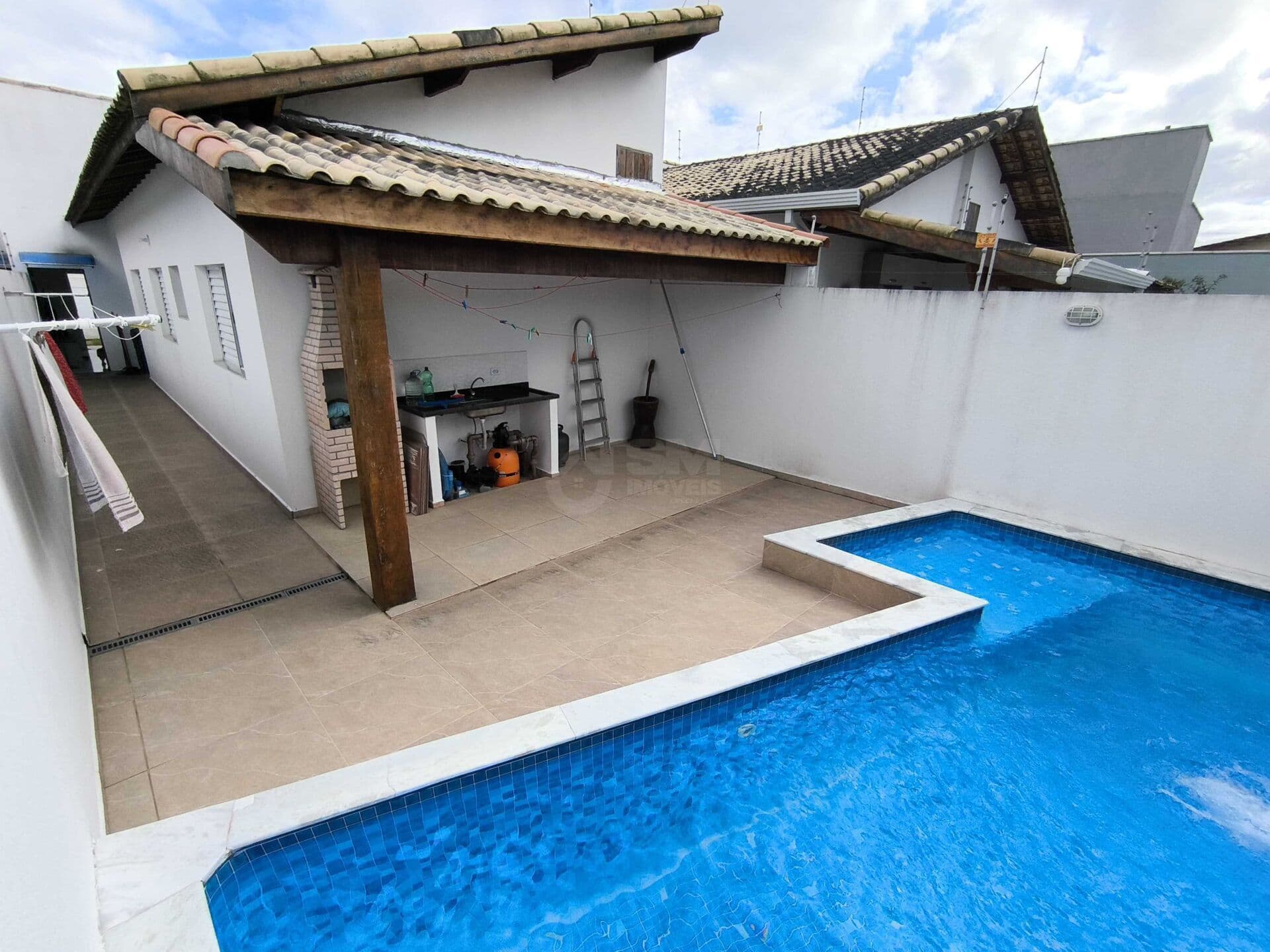 Casa usada com bom estado de conservação, com 03 dormitórios, piscina à 600 metros do mar à venda em Itanhaém/SP.