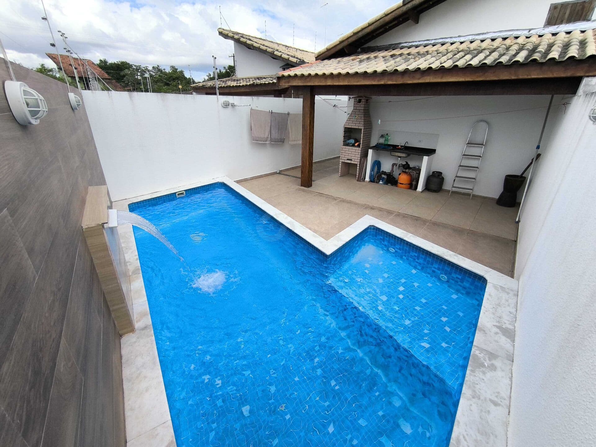 Casa usada com bom estado de conservação, com 03 dormitórios, piscina à 600 metros do mar à venda em Itanhaém/SP.