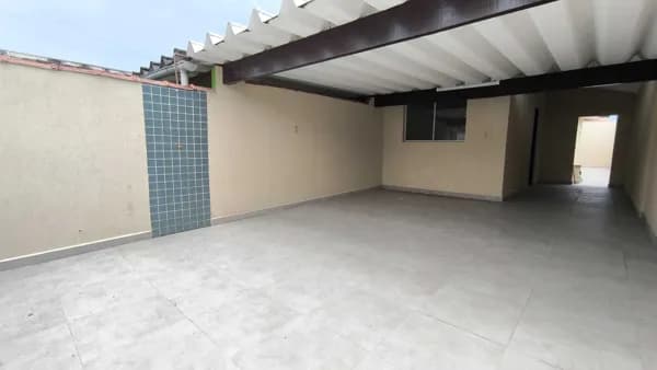 Casa em bairro residencial à 820 metros até o mar com comércio ao redor à venda em Itanhaém/SP.