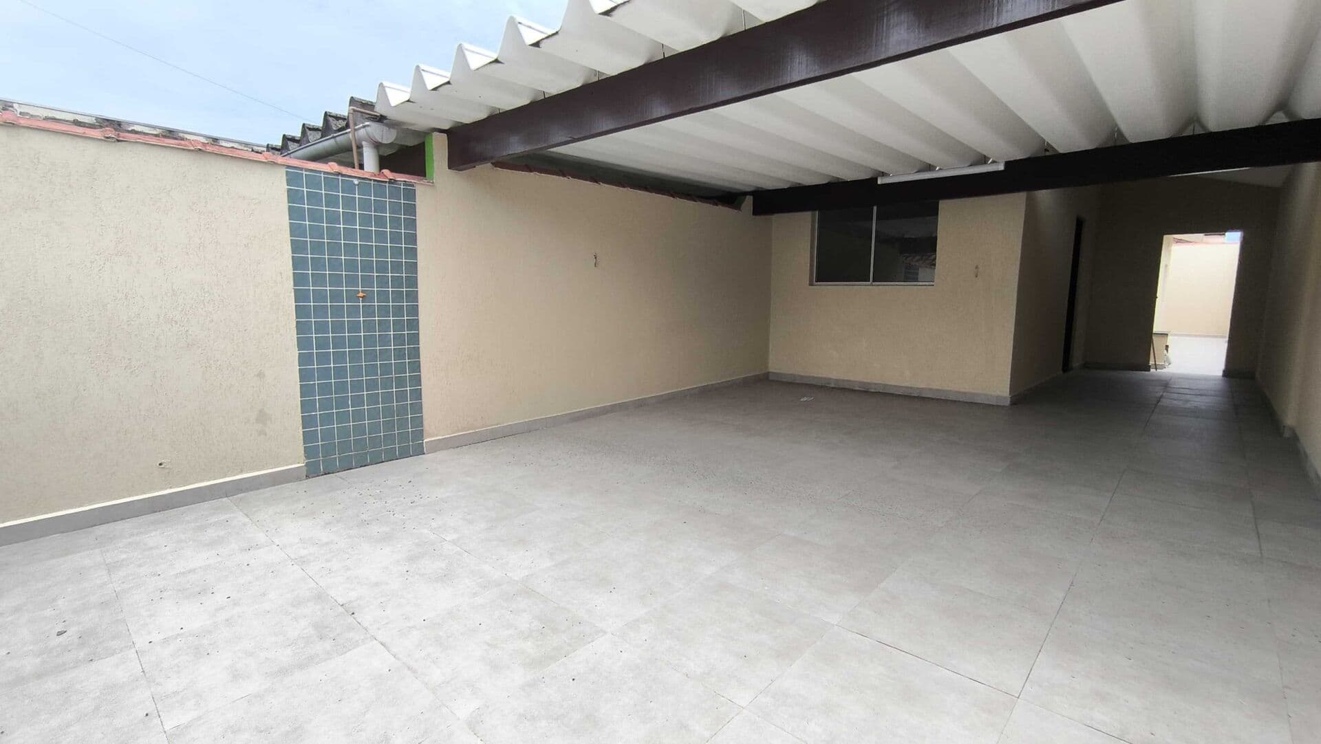 Casa em bairro residencial à 820 metros até o mar com comércio ao redor à venda em Itanhaém/SP.