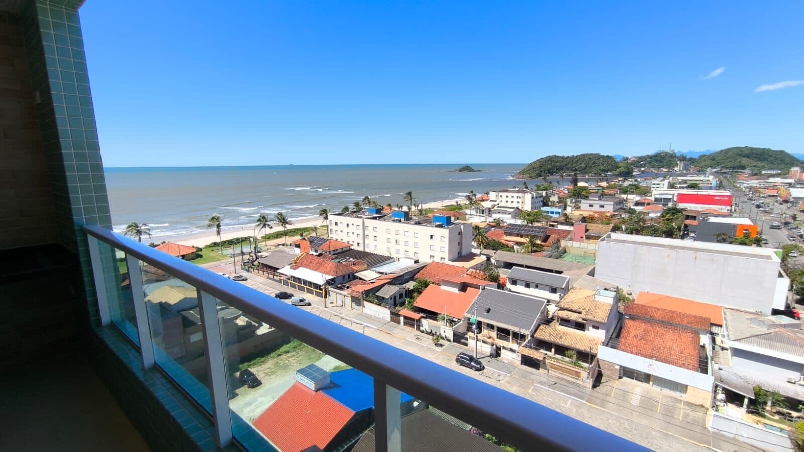 Apartamento na quadra do mar no centro da cidade de Itanhaém à venda.