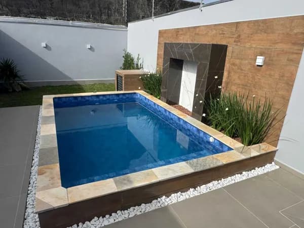 Casa com piscina a 750m da praia – Bairro residencial em Mongaguá/SP.