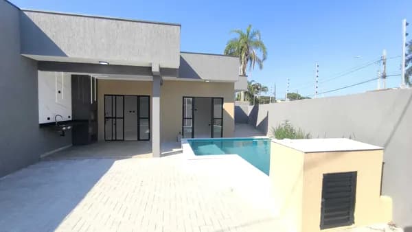 Casa de esquina com piscina a 300 metros até a praia à venda em Itanhaém/SP.
