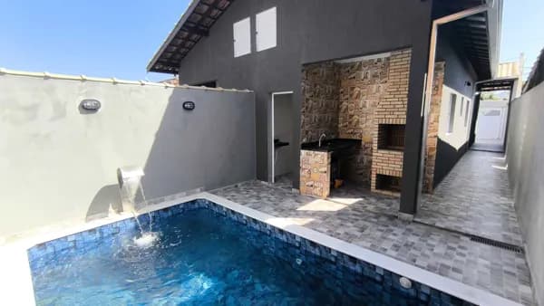 Casa com piscina em bairro residencial a venda em Itanhaém/SP.