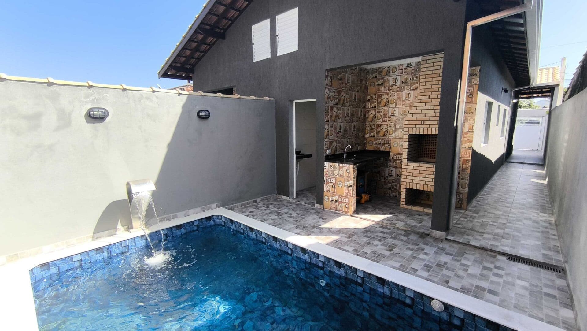 Casa com piscina em bairro residencial a venda em Itanhaém/SP.