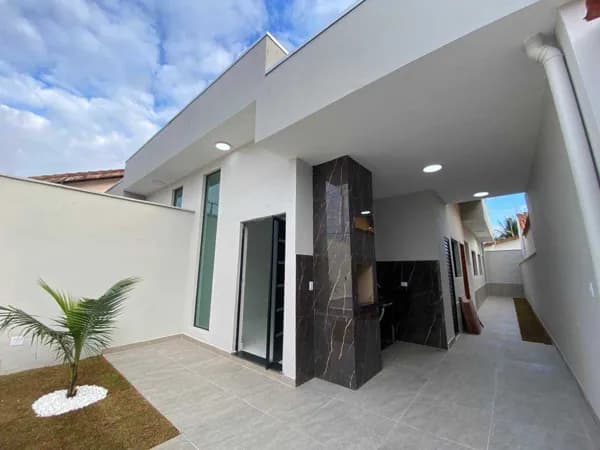 Casa com piscina à 750 metros da praia à venda em Itanhaém/SP.