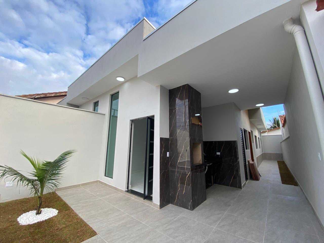 Casa com piscina à 750 metros da praia à venda em Itanhaém/SP.