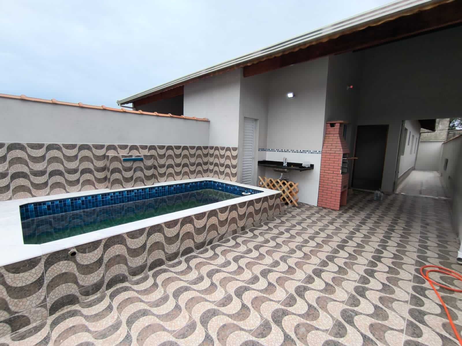 Casa em bairro residencial com piscina à venda em Itanhaém/SP.