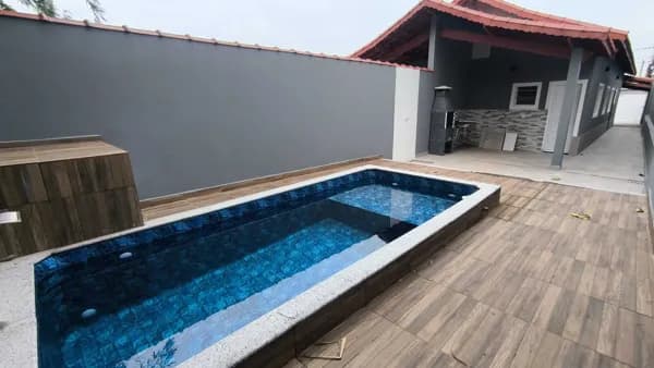 Casa terrenão, com piscina em bairro residencial à venda em Mongaguá/SP