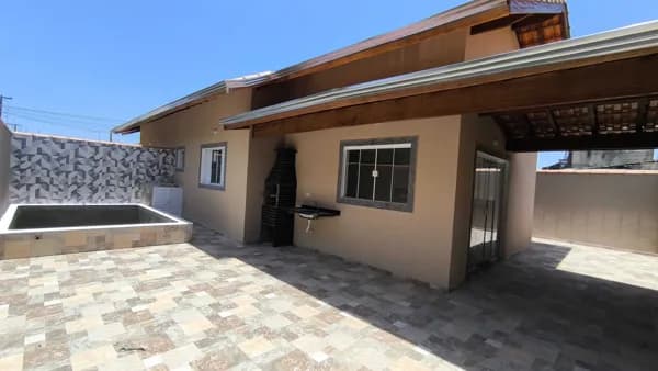 Imóvel com piscina lado praia à venda em Itanhaém/SP.