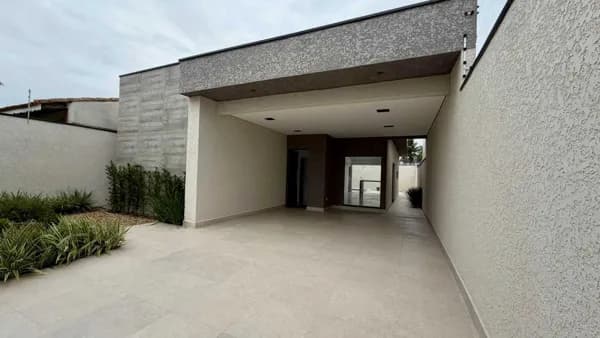 Casa em lote inteiro com piscina próximo ao mar à venda em Itanhaém/SP.