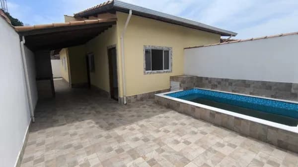 Casa lado praia com piscina à venda em Itanhaém/SP.
